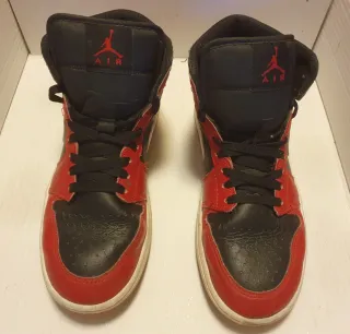 Zapatilla Nike Air Jordan 1 Mid Roja y Negra