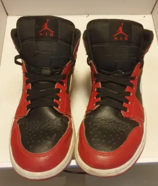 Zapatilla Nike Air Jordan 1 Mid Roja y Negra