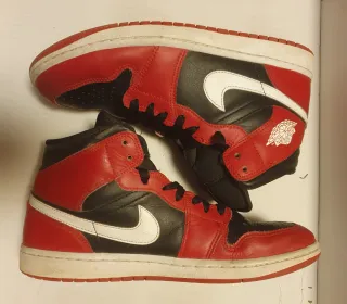 Zapatilla Nike Air Jordan 1 Mid Roja y Negra