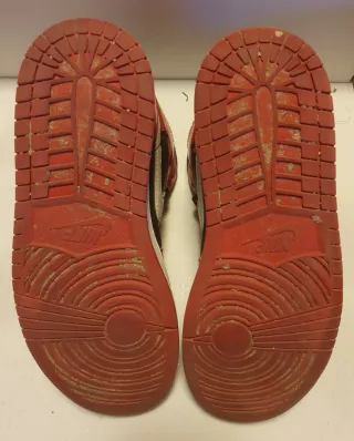 Zapatilla Nike Air Jordan 1 Mid Roja y Negra