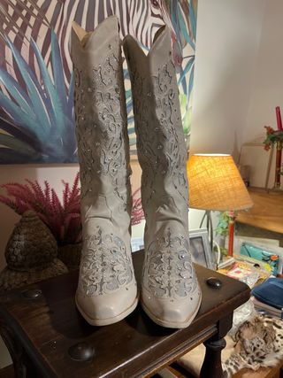 Botas Vaqueras Beige con pedrería Plateada