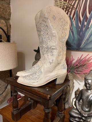 Botas Vaqueras Beige con pedrería Plateada