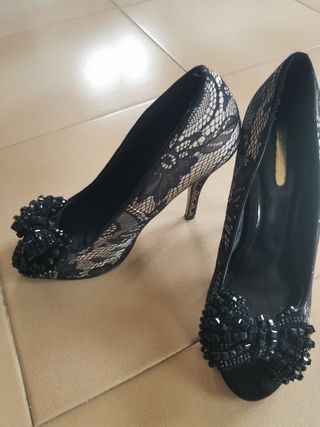 Zapatos de tacón negros con lazo