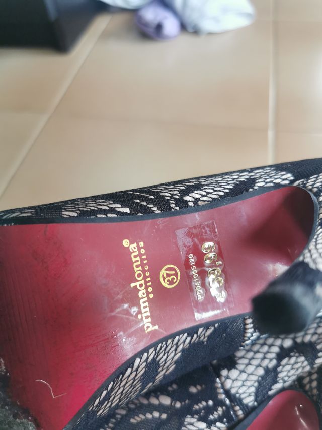 Zapatos de tacón negros con lazo