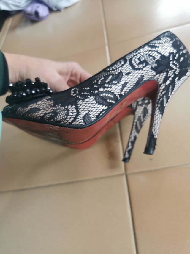 Zapatos de tacón negros con lazo
