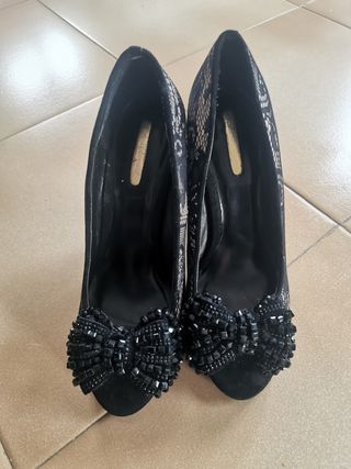 Zapatos de tacón negros con lazo