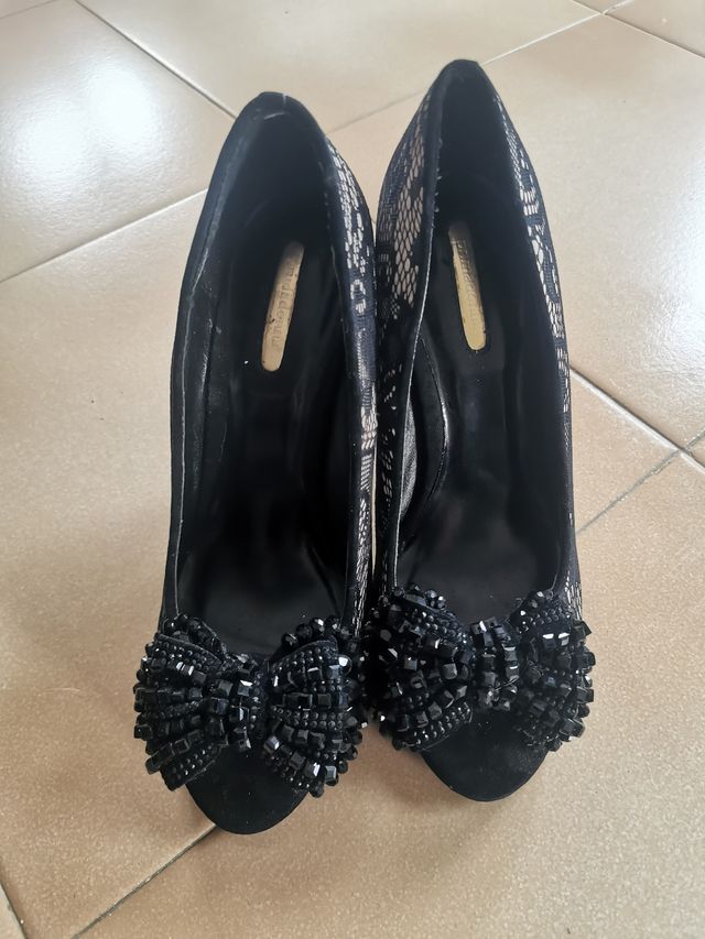 Zapatos de tacón negros con lazo