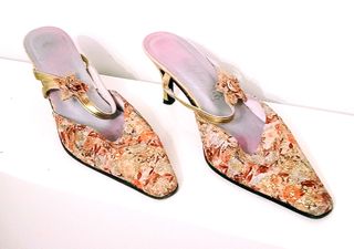 Zapatos de tacón dorados y multicolor