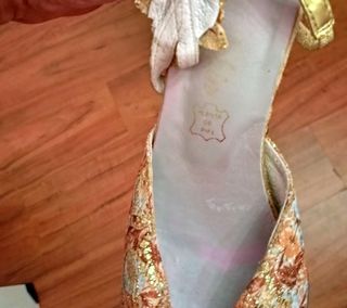 Zapatos de tacón dorados y multicolor