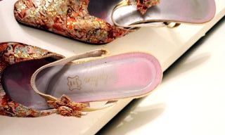 Zapatos de tacón dorados y multicolor