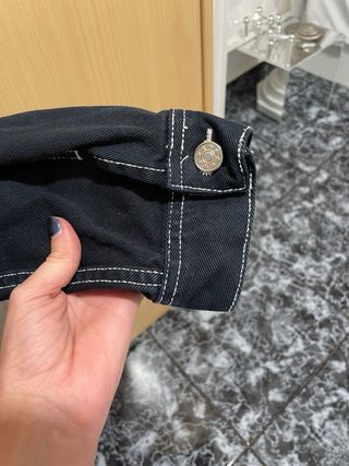 Chaqueta vaquera negra con costuras blancas