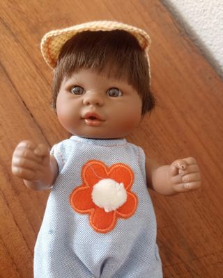 Muñeco bebé con gorro y mono floral