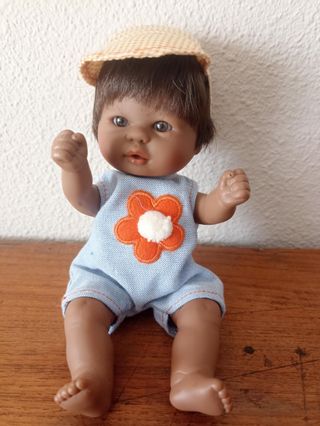 Muñeco bebé con gorro y mono floral