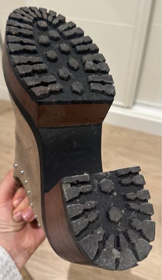 Botines beige con tachuelas y plataforma