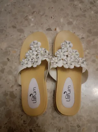 Chanclas blancas con flores y perlas