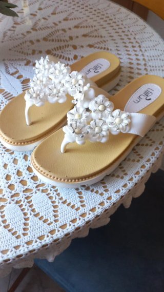 Chanclas blancas con flores y perlas