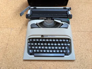 Máquina de escribir Olivetti Lettera 10