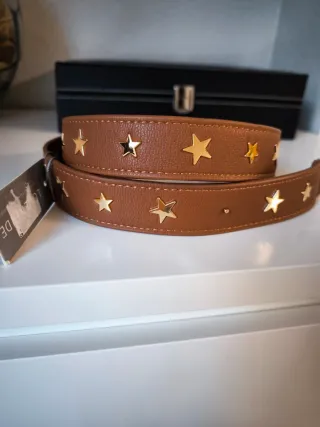 Correa de bolso marrón con estrellas doradas