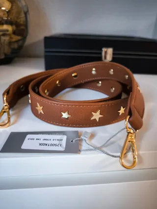 Correa de bolso marrón con estrellas doradas