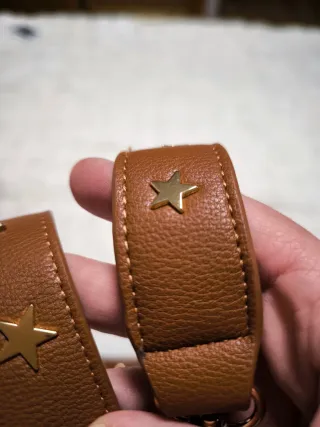 Correa de bolso marrón con estrellas doradas
