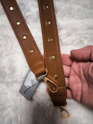 Correa de bolso marrón con estrellas doradas