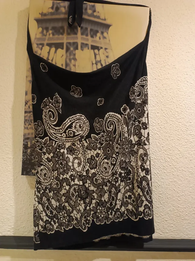 Camiseta con estampado y espalda descubierta.