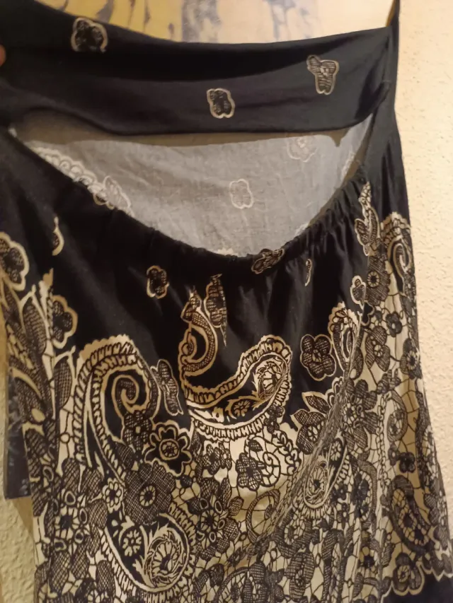 Camiseta con estampado y espalda descubierta.