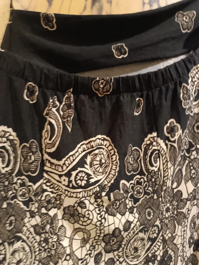 Camiseta con estampado y espalda descubierta.