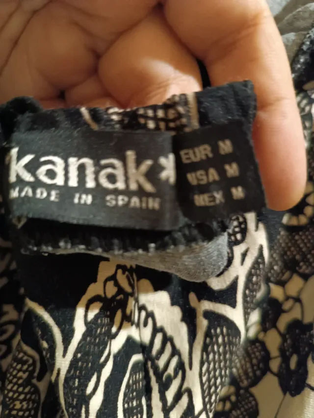 Camiseta con estampado y espalda descubierta.