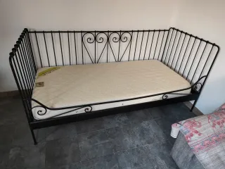Cama con estructura metálica
