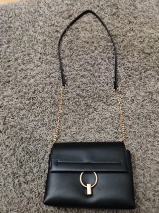 Bolso de fiesta negro con cadena dorada