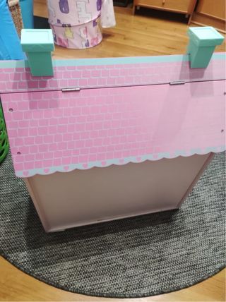 Casa de muñecas rosa y turquesa