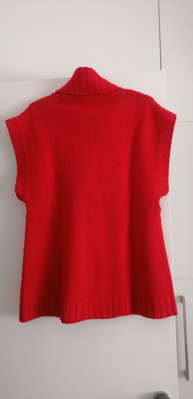 Chaleco de lana rojo estiloso