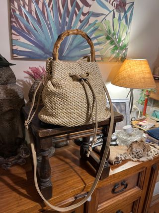 Bolso de verano tejido con asa de bambú