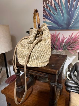 Bolso de verano tejido con asa de bambú