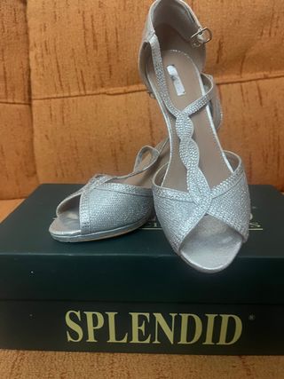 Zapatos de fiesta plateados con pedrería