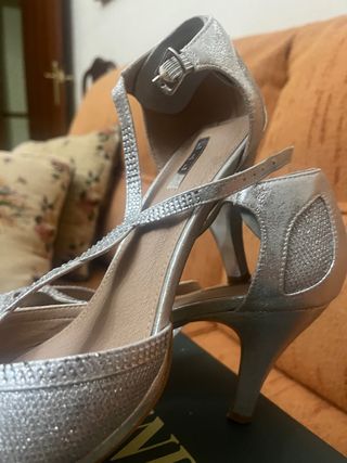Zapatos de fiesta plateados con pedrería