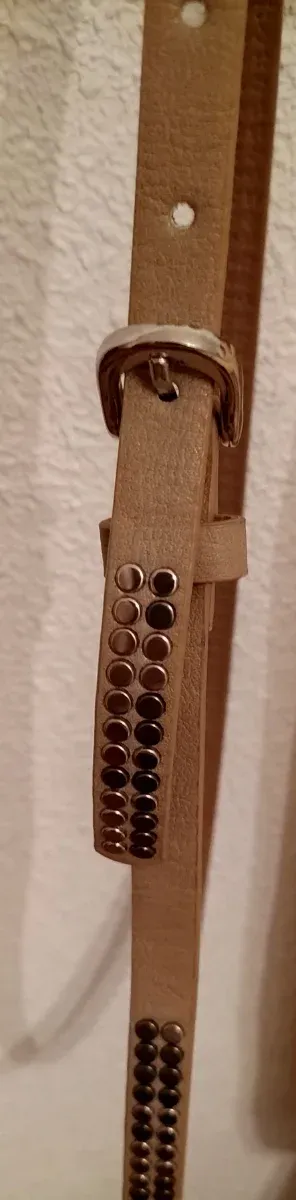 Cinturón beige estrecho con tachas distintos tonos