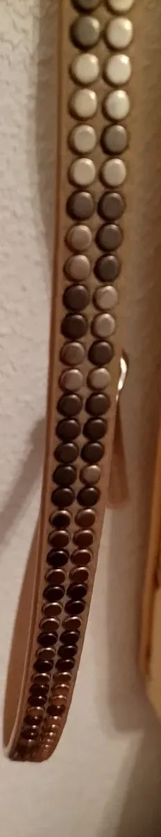 Cinturón beige estrecho con tachas distintos tonos