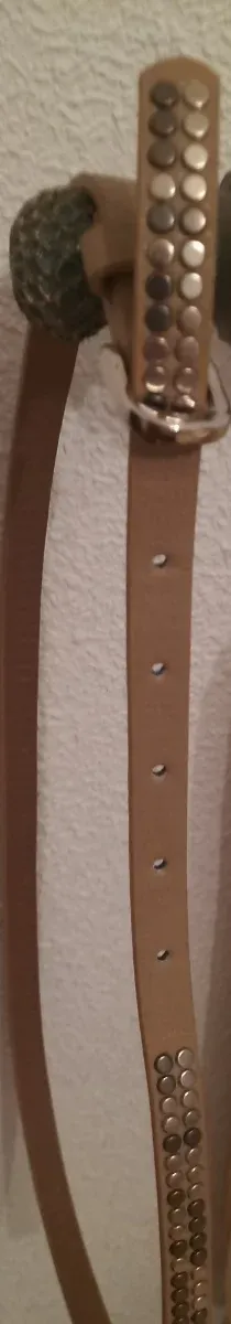 Cinturón beige estrecho con tachas distintos tonos