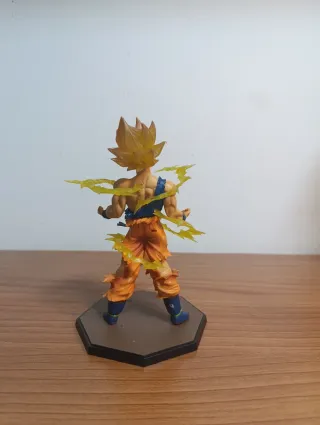 Figura Goku Super Saiyan + REGALO