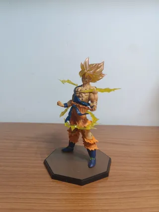 Figura Goku Super Saiyan + REGALO