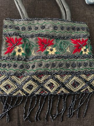 Bolso de fiesta con abalorios y flecos