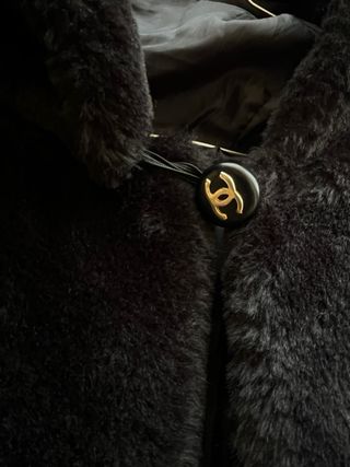 Abrigo peluche vintage con capucha y botón