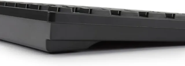 Tastiera con cavo USB Amazon Basics, base sottile, layout spagnolo, nero opaco