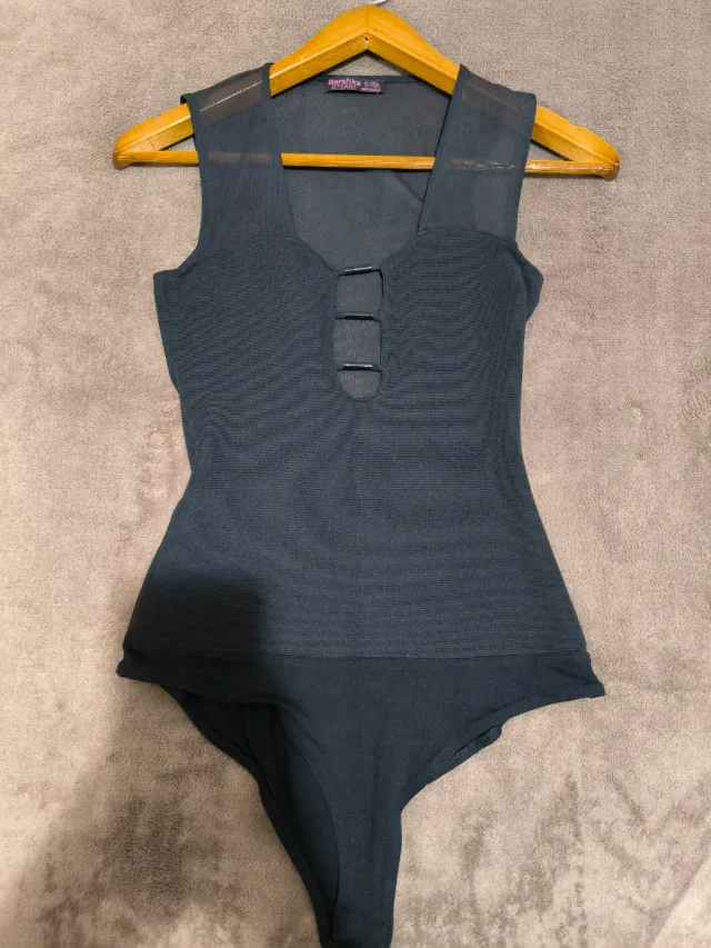 Body Bershka negro con transparencias