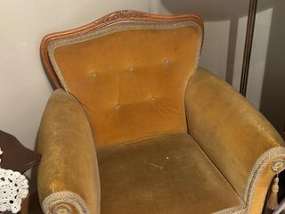 Sofá antiguo de terciopelo y madera