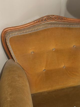 Sofá antiguo de terciopelo y madera