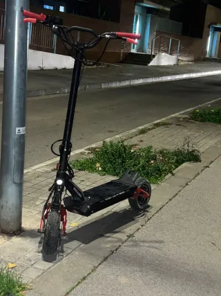 Patinete Eléctrico Negro y Rojo