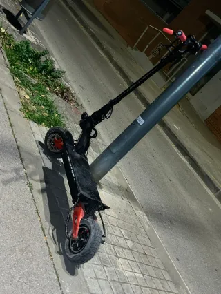 Patinete Eléctrico Negro y Rojo